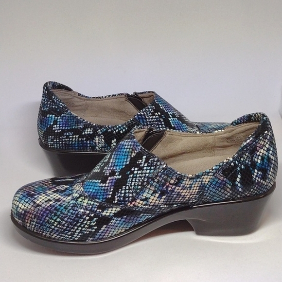 Naturalizer Women' Leather Shoes Slip Resistant Snakeskin Print Size 8.5 Clogs - Picture 8 of 8